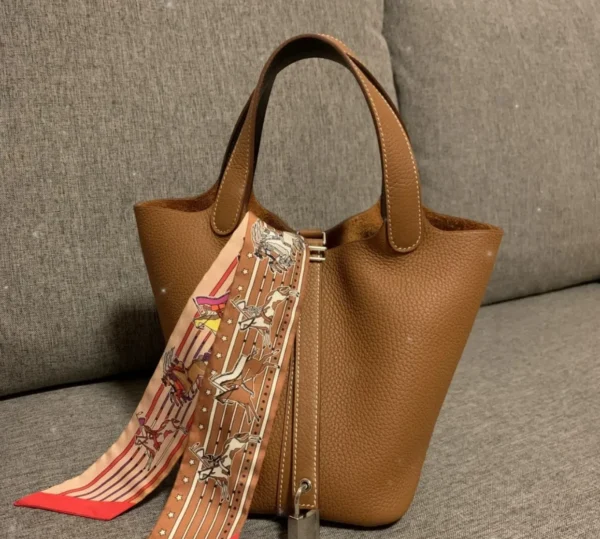 imgi_16_O1CN01q29irt22Bbl7q7B5h_!!2215654617082-0-cib.jpg_ Top Grain Leather Picotin Bag