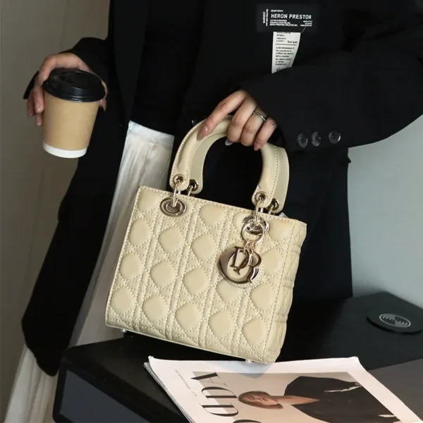 imgi_28_O1CN01MhZzqd1pd0kCVMRwQ_!!2221591975382-0-cib.jpg_ D Style Lambskin Diana Bag