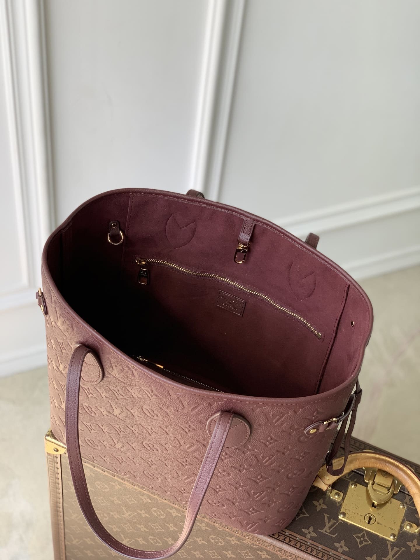 louis-vuitton-neverfull-mm-empreinte-burgundy-interior-view-zipper-pocket